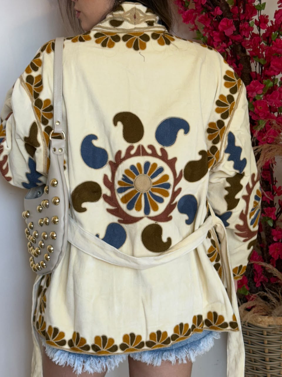 Kimono Suzani Bordada Veludo Bege - Imagem 12