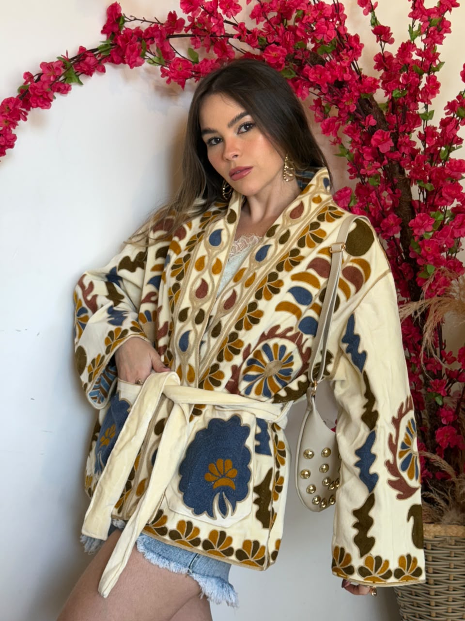 Kimono Suzani Bordada Veludo Bege - Imagem 9