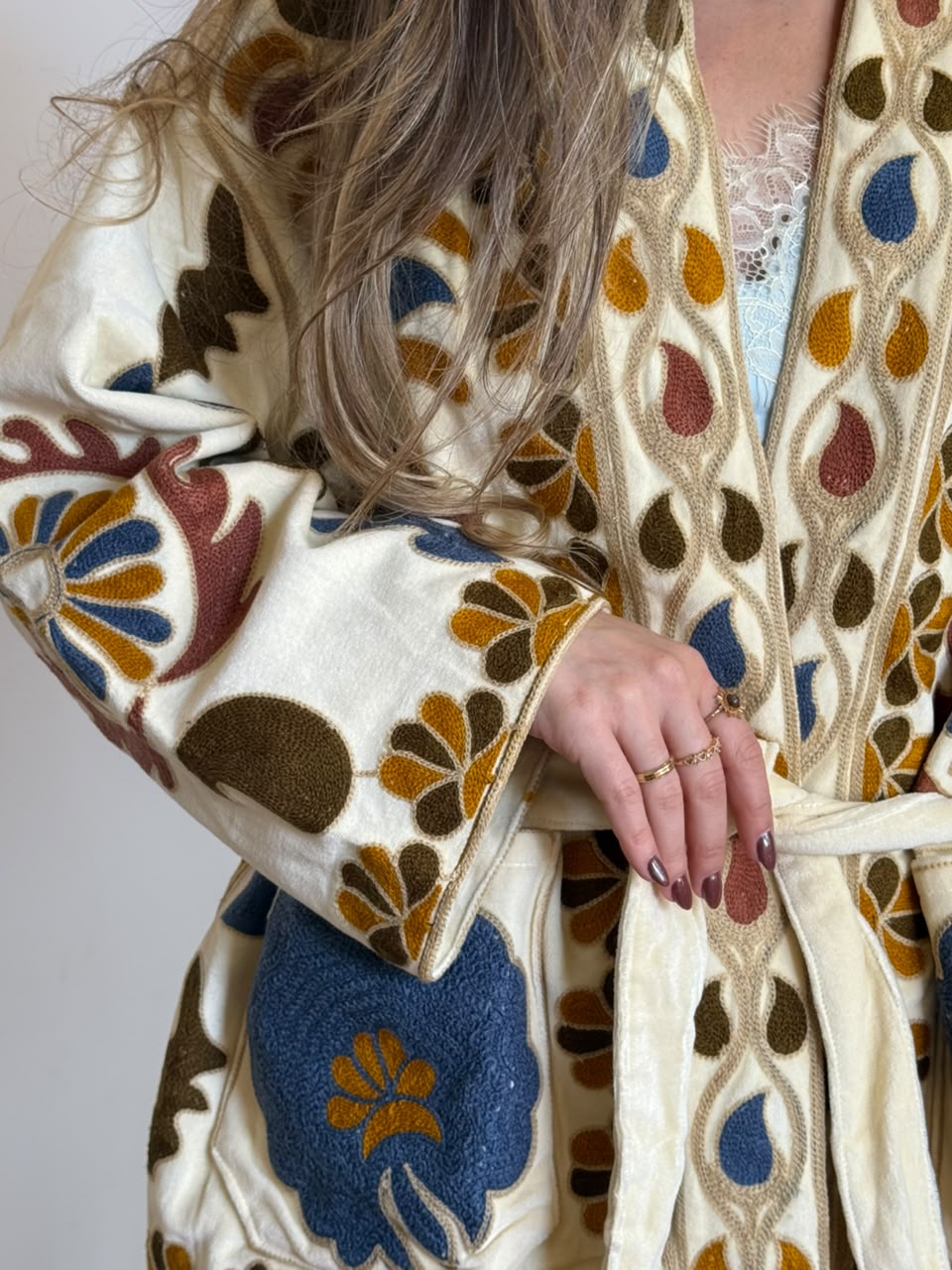 Kimono Suzani Bordada Veludo Bege - Imagem 11
